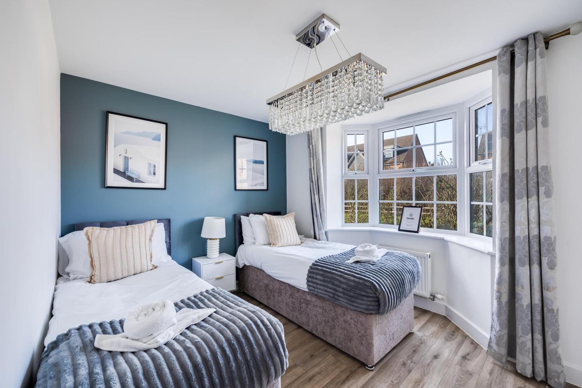 Stunning Detached House With Driveway Parking, Office Room, Self-check-in, Fast Wifi And Smart Tv With Sky And Netflix By Yoko Milton Keynes