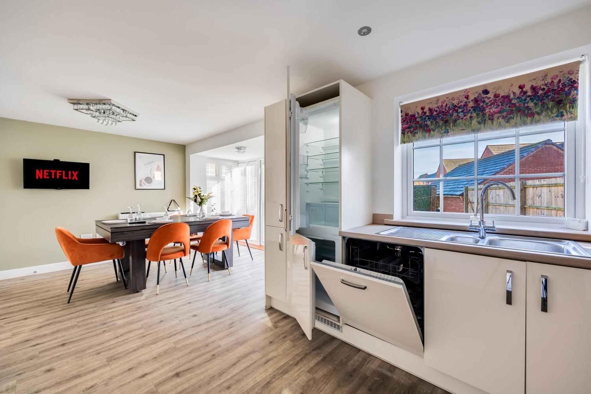 Stunning Detached House With Driveway Parking, Office Room, Self-check-in, Fast Wifi And Smart Tv With Sky And Netflix By Yoko * Milton Keynes