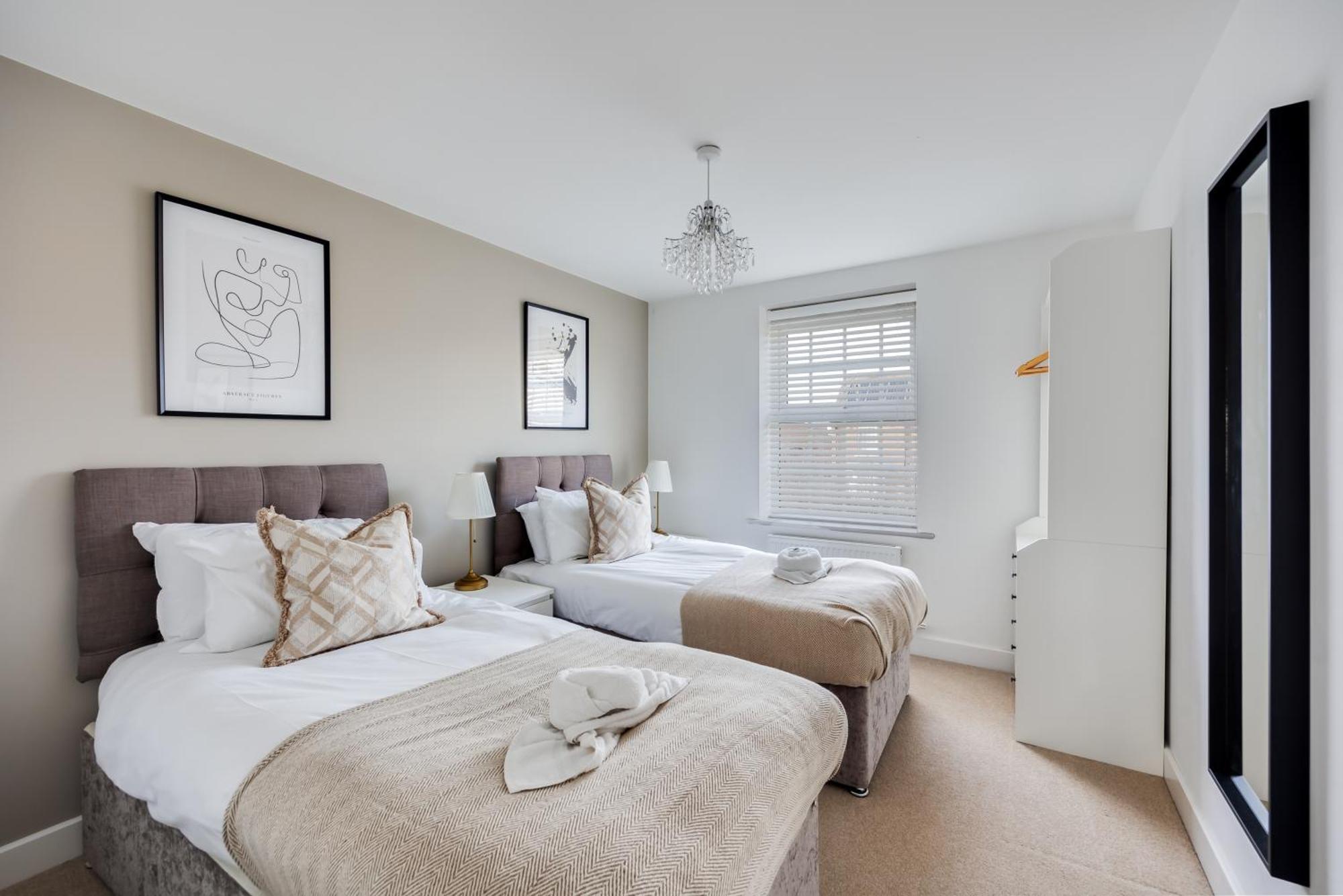 Stunning Detached House With Driveway Parking, Office Room, Self-check-in, Fast Wifi And Smart Tv With Sky And Netflix By Yoko