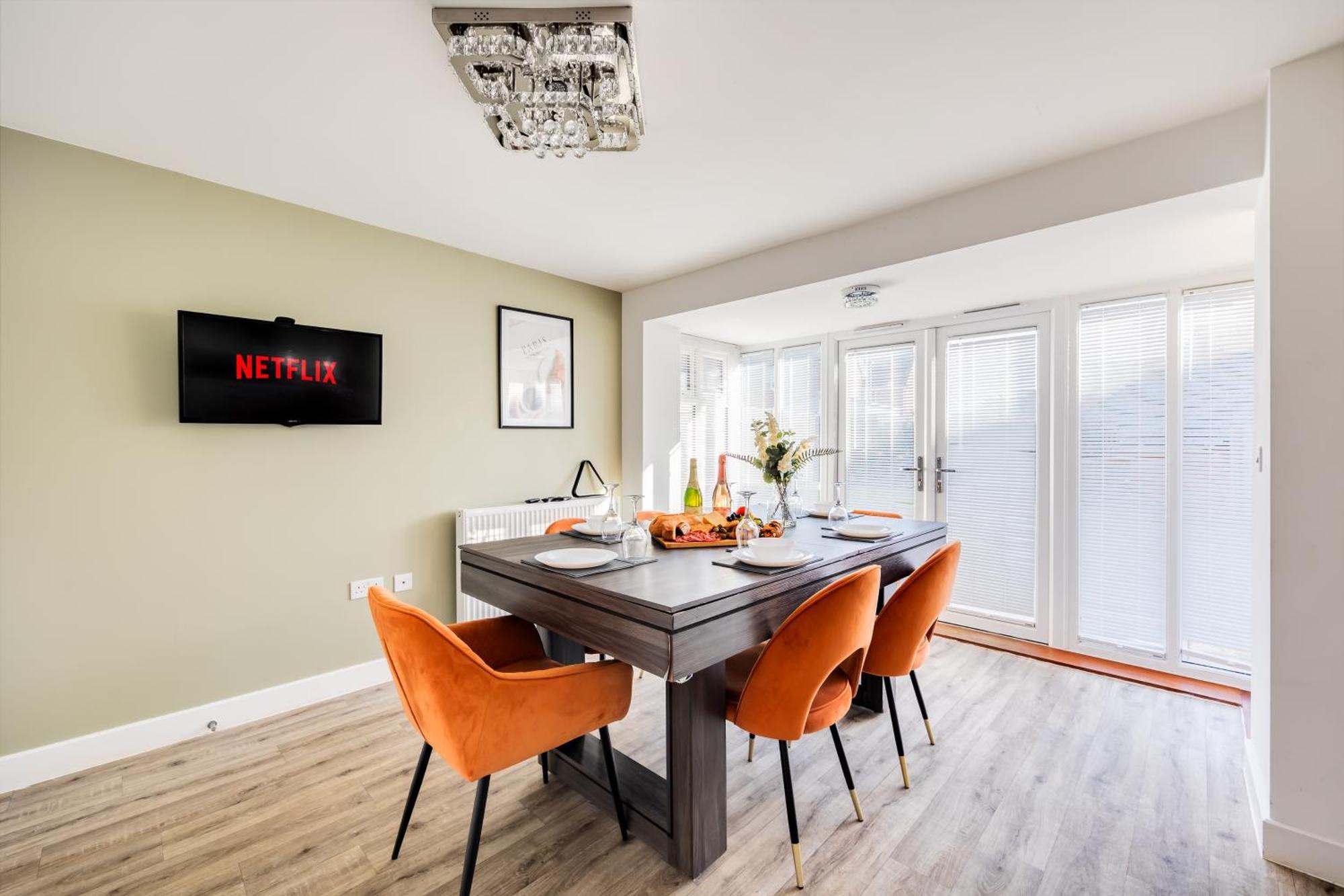Stunning Detached House With Driveway Parking, Office Room, Self-check-in, Fast Wifi And Smart Tv With Sky And Netflix By Yoko Holiday home Milton Keynes