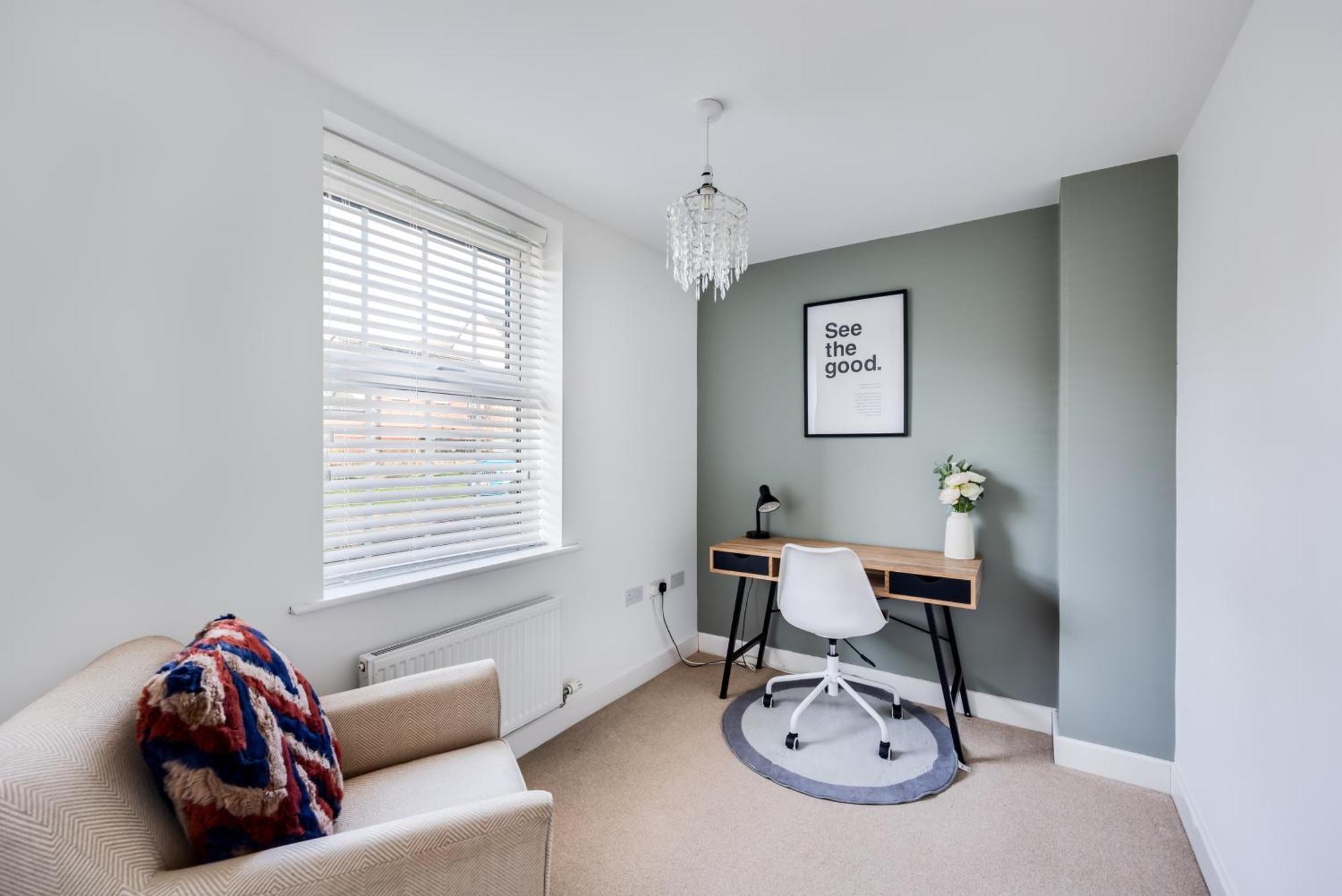 Stunning Detached House With Driveway Parking, Office Room, Self-check-in, Fast Wifi And Smart Tv With Sky And Netflix By Yoko