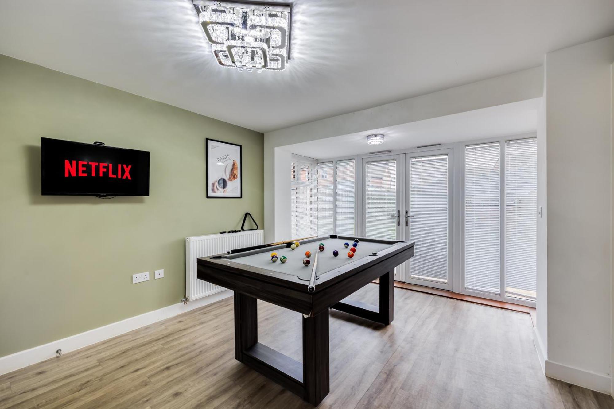 Holiday home Stunning Detached House With Driveway Parking, Office Room, Self-check-in, Fast Wifi And Smart Tv With Sky And Netflix By Yoko *