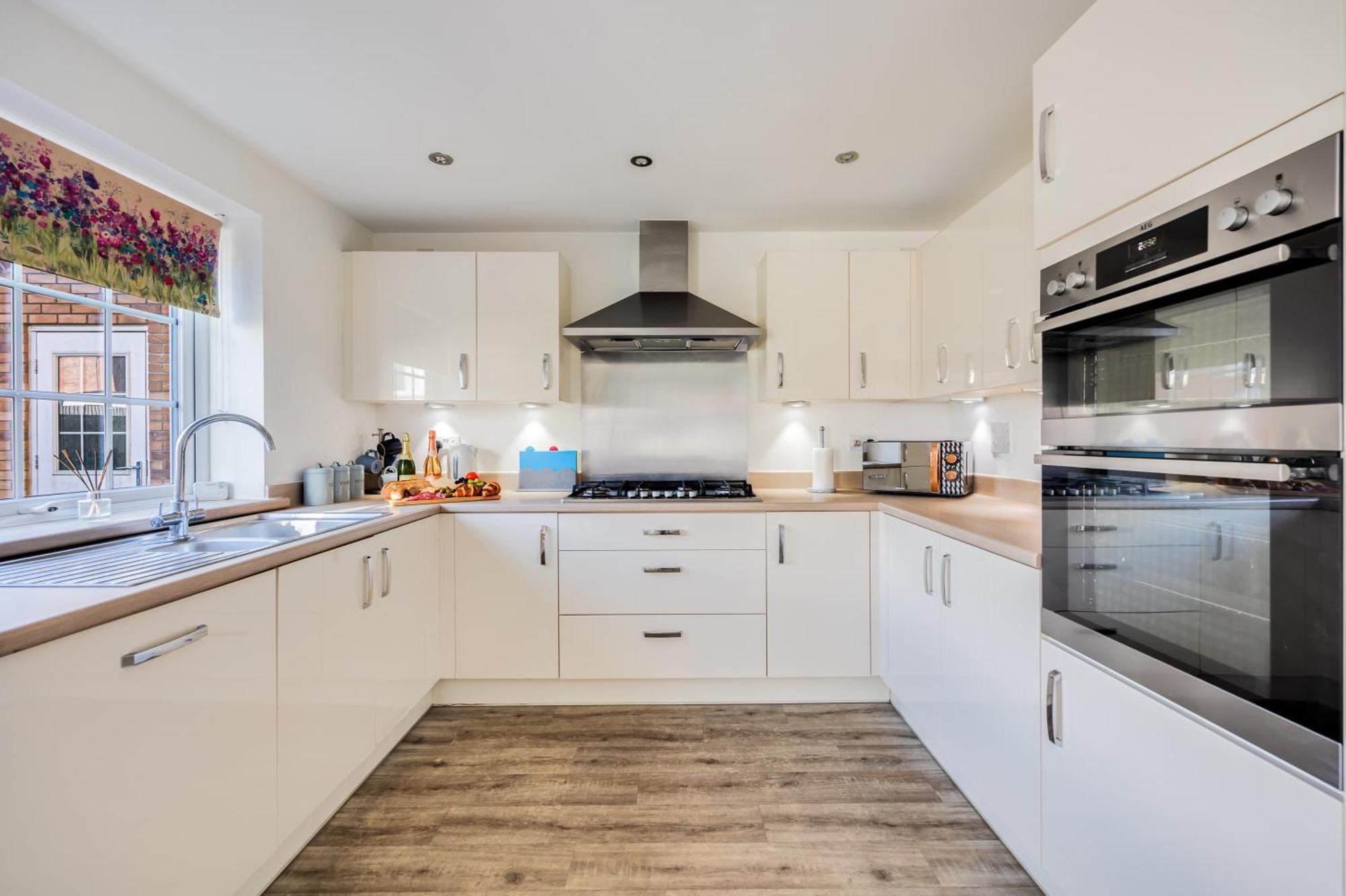 Stunning Detached House With Driveway Parking, Office Room, Self-check-in, Fast Wifi And Smart Tv With Sky And Netflix By Yoko *
