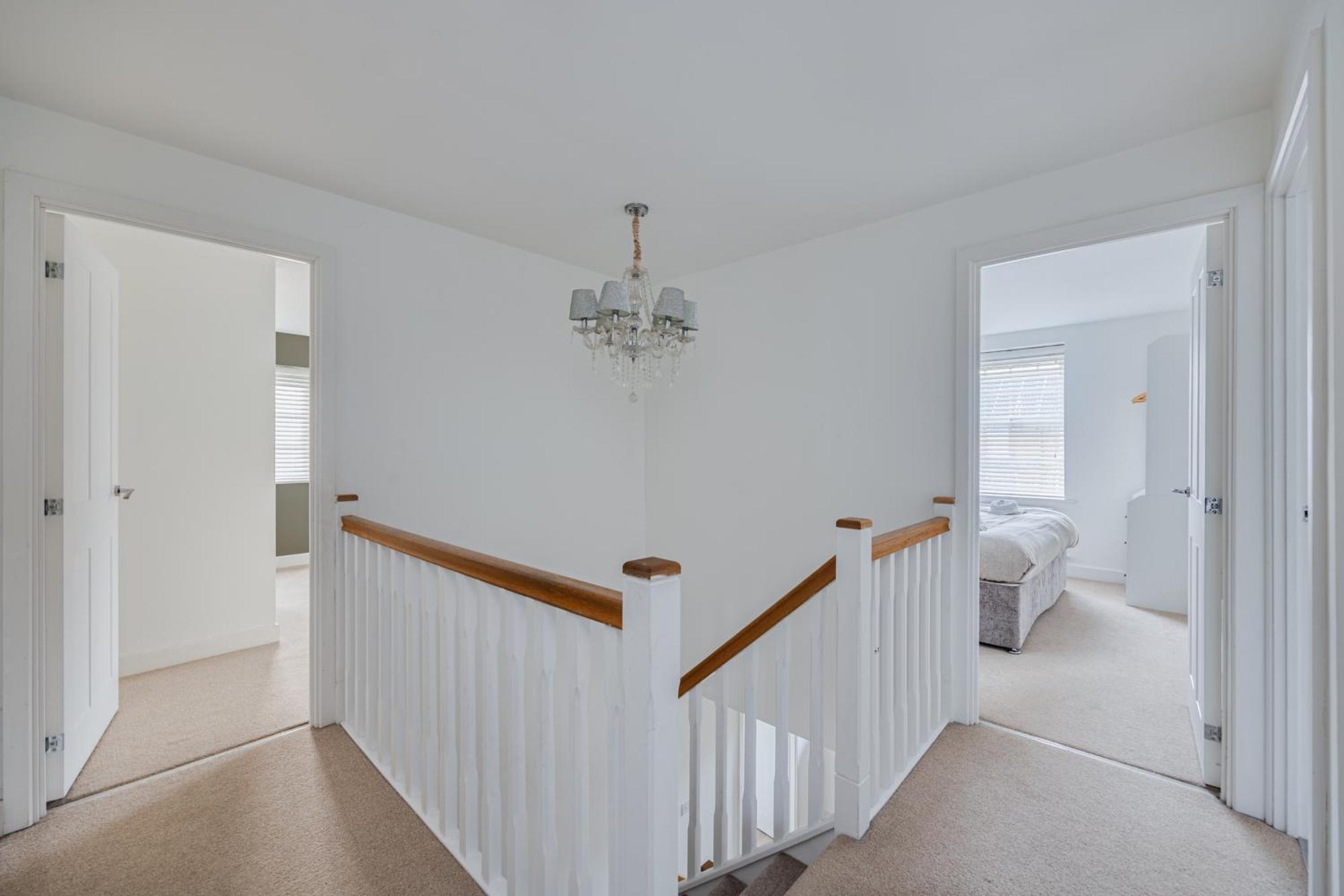 Stunning Detached House With Driveway Parking, Office Room, Self-check-in, Fast Wifi And Smart Tv With Sky And Netflix By Yoko Holiday home