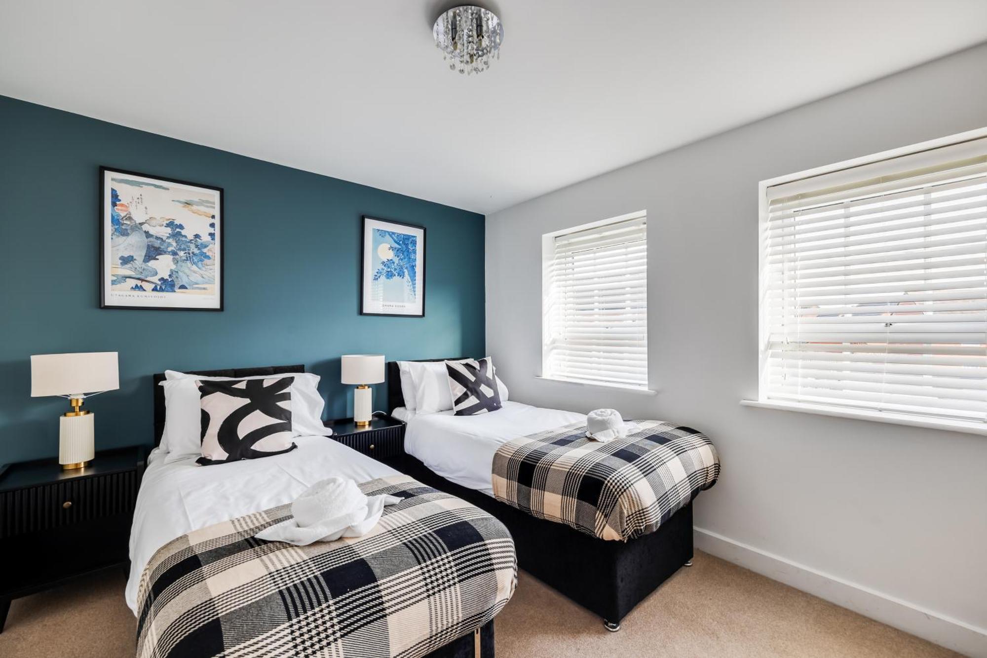 Holiday home Stunning Detached House With Driveway Parking, Office Room, Self-check-in, Fast Wifi And Smart Tv With Sky And Netflix By Yoko