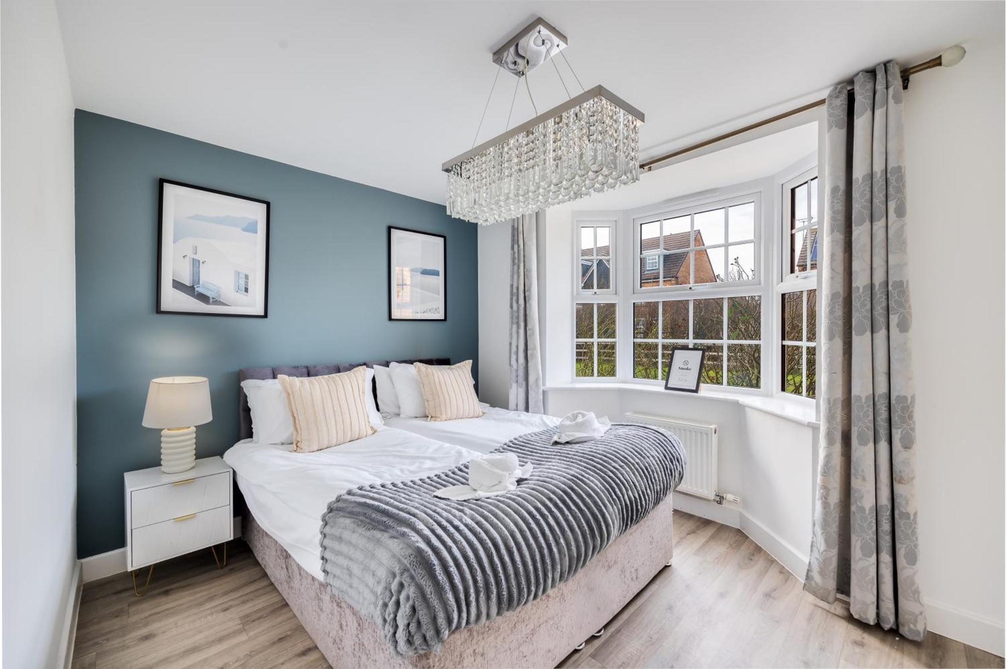 Stunning Detached House With Driveway Parking, Office Room, Self-check-in, Fast Wifi And Smart Tv With Sky And Netflix By Yoko Holiday home *
