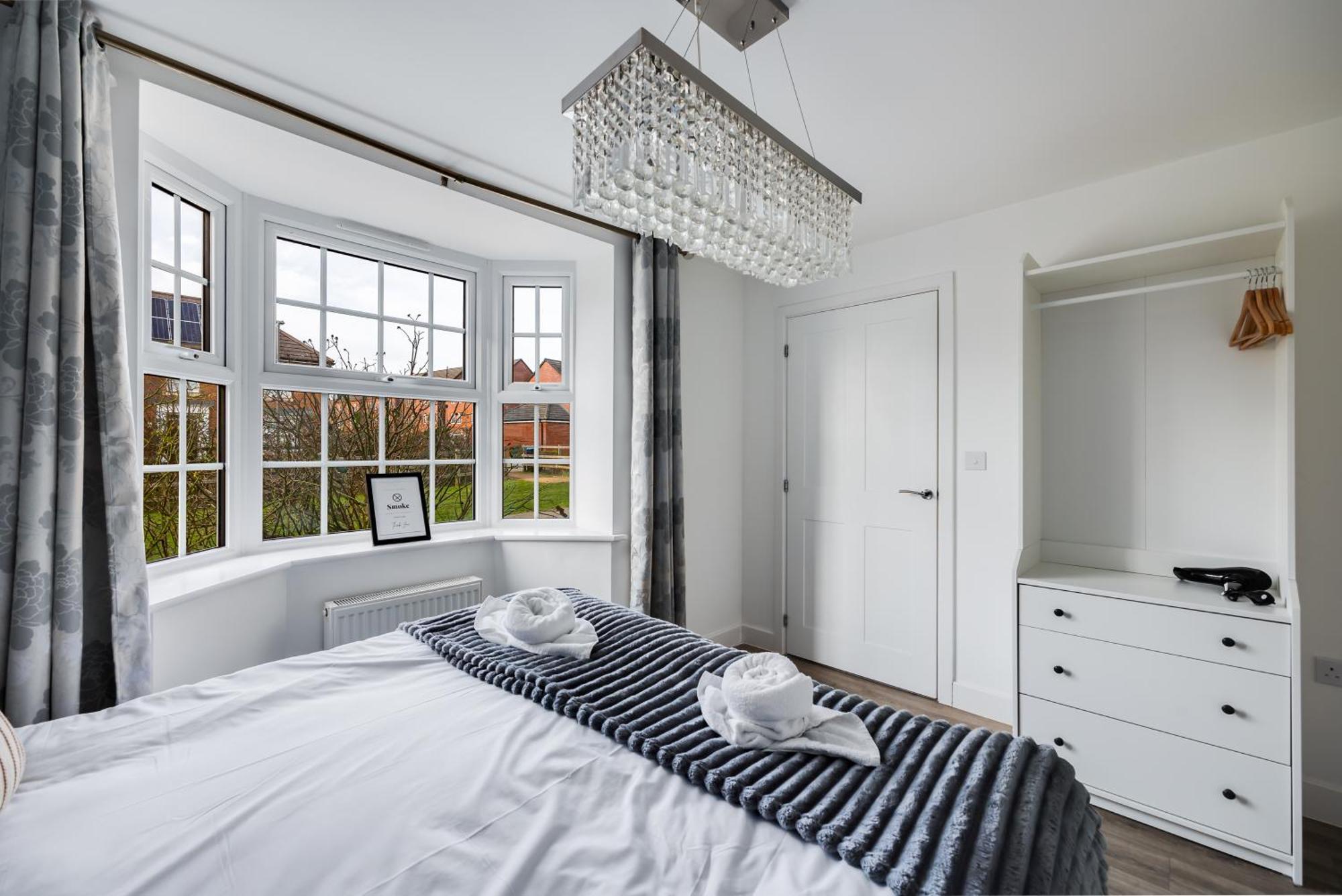 Stunning Detached House With Driveway Parking, Office Room, Self-check-in, Fast Wifi And Smart Tv With Sky And Netflix By Yoko *