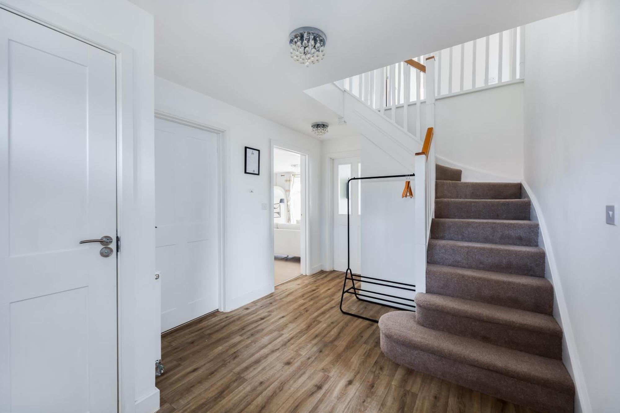 Stunning Detached House With Driveway Parking, Office Room, Self-check-in, Fast Wifi And Smart Tv With Sky And Netflix By Yoko * Milton Keynes