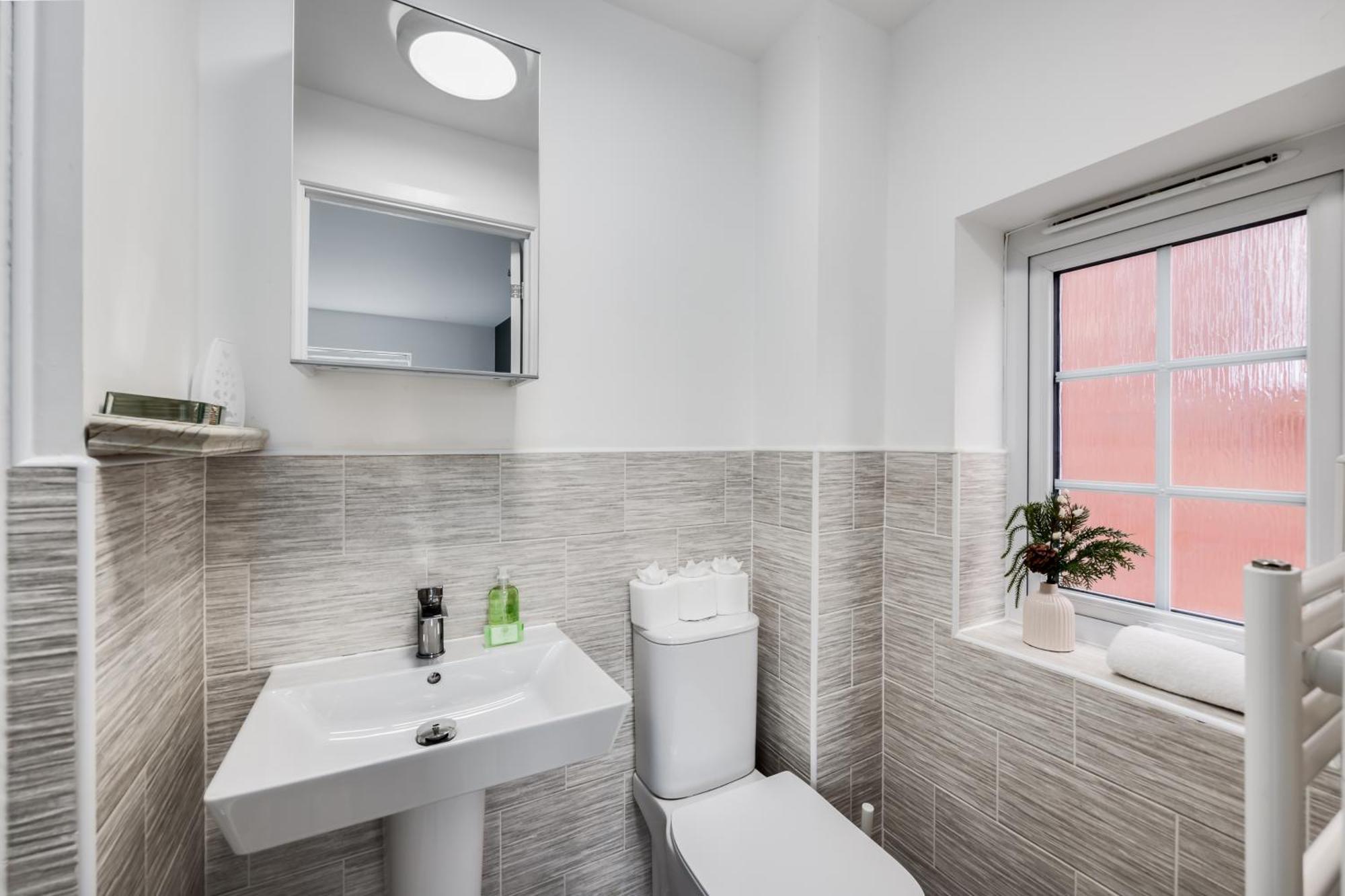Stunning Detached House With Driveway Parking, Office Room, Self-check-in, Fast Wifi And Smart Tv With Sky And Netflix By Yoko Holiday home