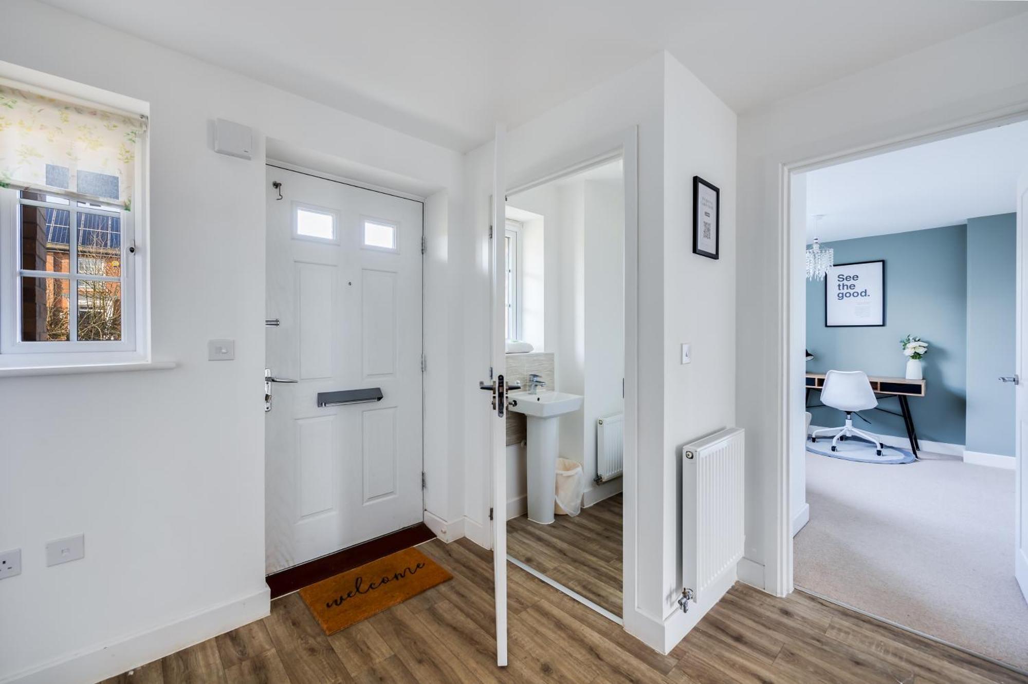 Stunning Detached House With Driveway Parking, Office Room, Self-check-in, Fast Wifi And Smart Tv With Sky And Netflix By Yoko Holiday home Milton Keynes