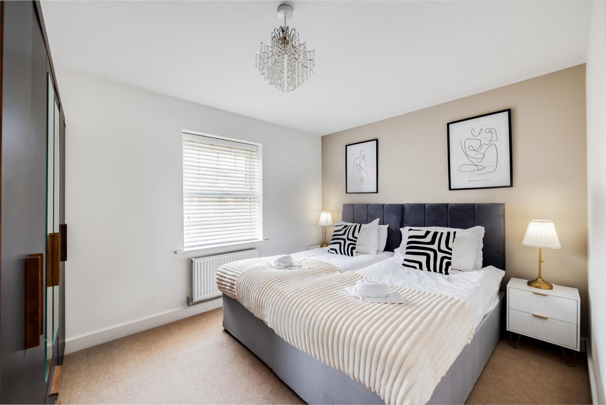 Stunning Detached House With Driveway Parking, Office Room, Self-check-in, Fast Wifi And Smart Tv With Sky And Netflix By Yoko *