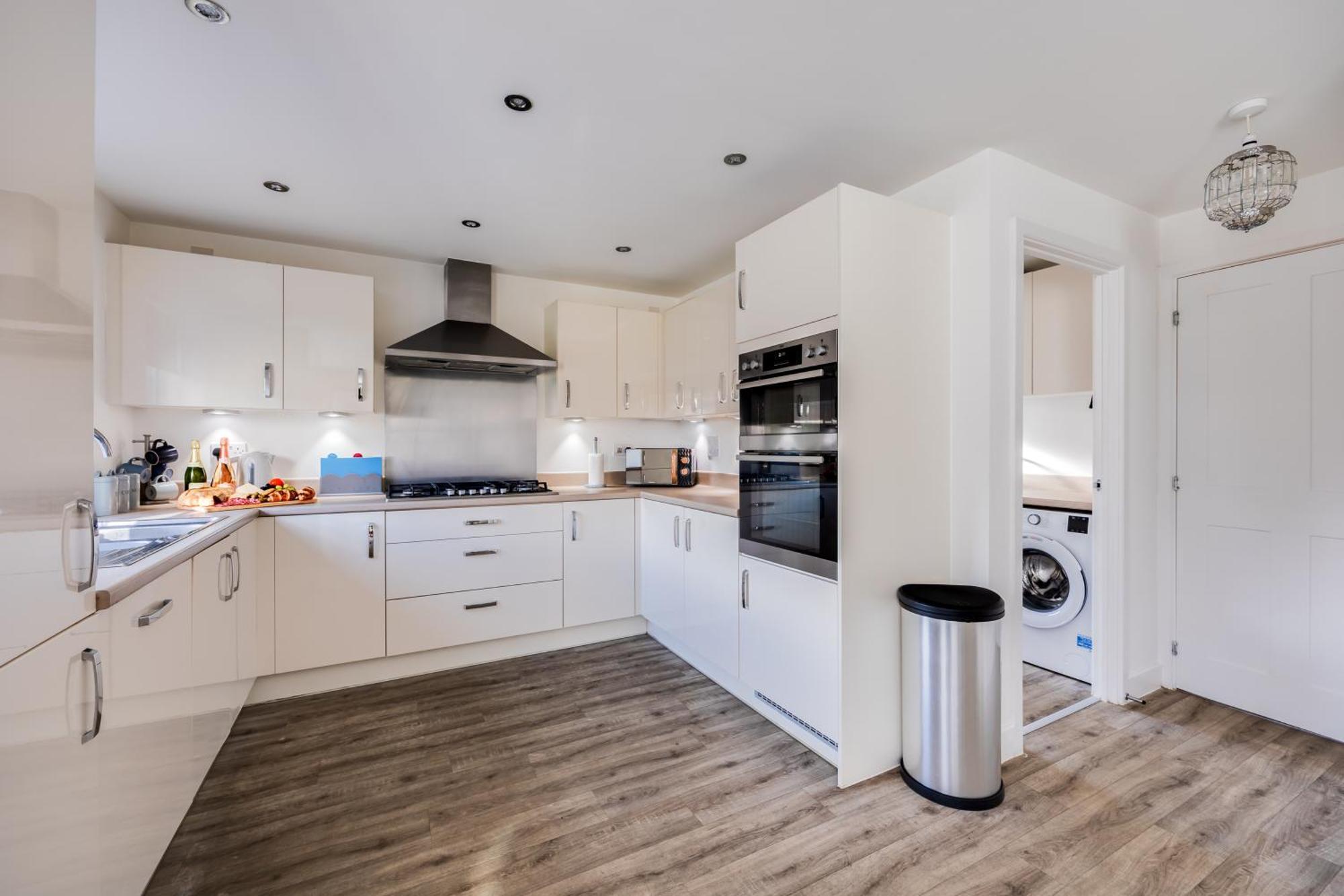 Stunning Detached House With Driveway Parking, Office Room, Self-check-in, Fast Wifi And Smart Tv With Sky And Netflix By Yoko Milton Keynes
