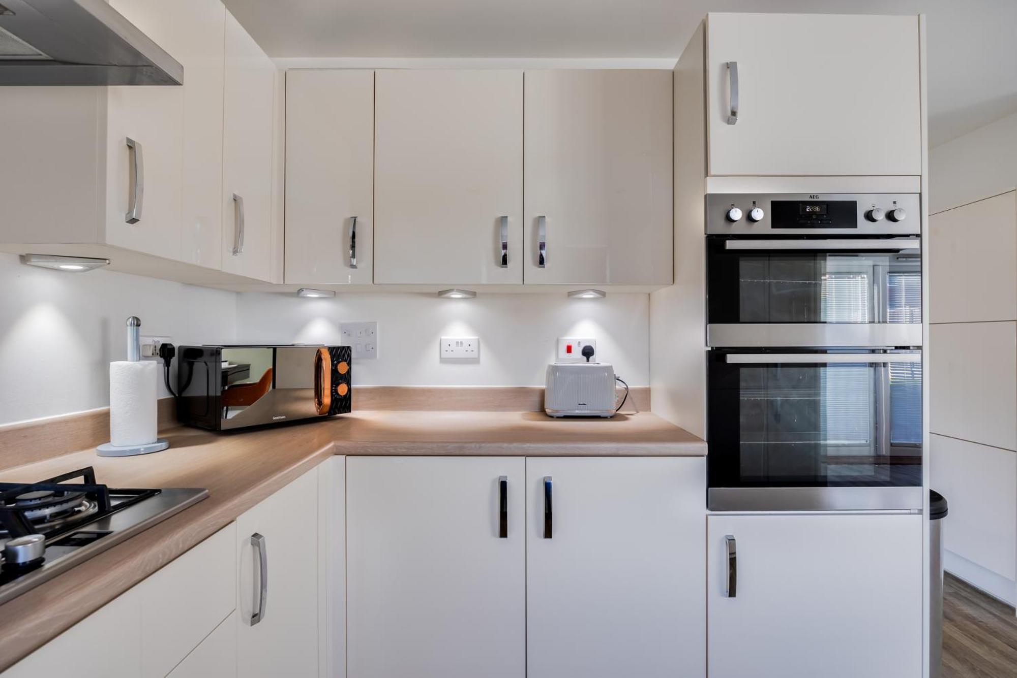 Stunning Detached House With Driveway Parking, Office Room, Self-check-in, Fast Wifi And Smart Tv With Sky And Netflix By Yoko