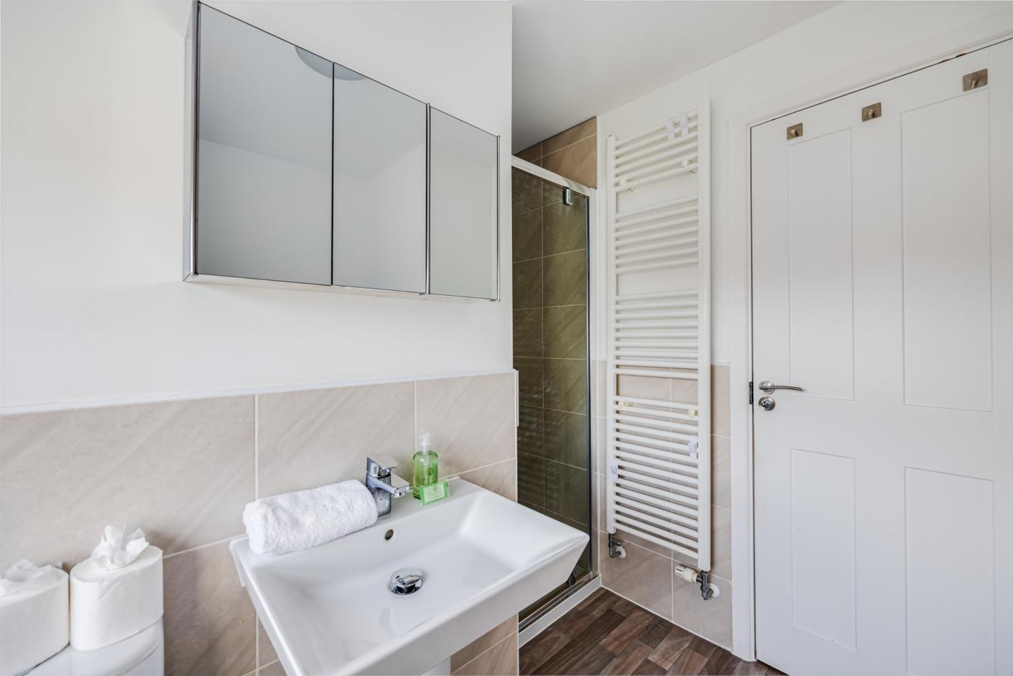 Stunning Detached House With Driveway Parking, Office Room, Self-check-in, Fast Wifi And Smart Tv With Sky And Netflix By Yoko Holiday home