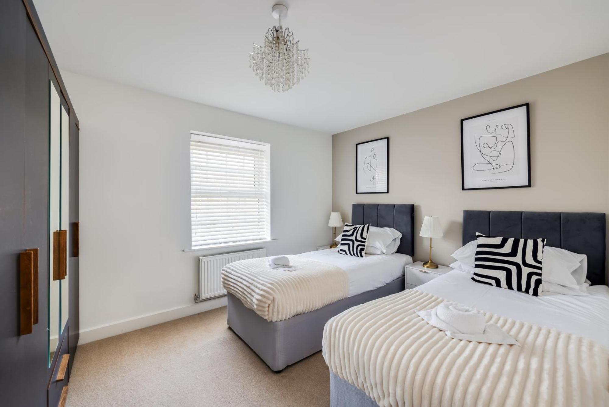 Holiday home Stunning Detached House With Driveway Parking, Office Room, Self-check-in, Fast Wifi And Smart Tv With Sky And Netflix By Yoko *