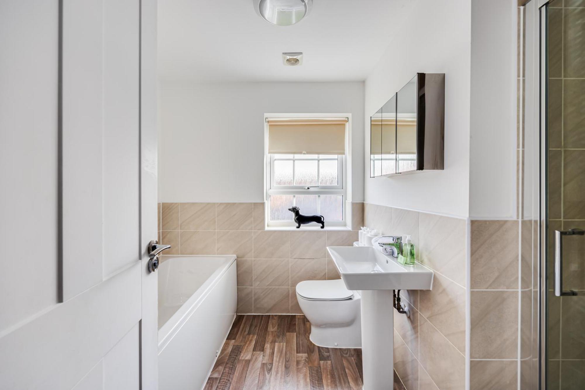 Stunning Detached House With Driveway Parking, Office Room, Self-check-in, Fast Wifi And Smart Tv With Sky And Netflix By Yoko