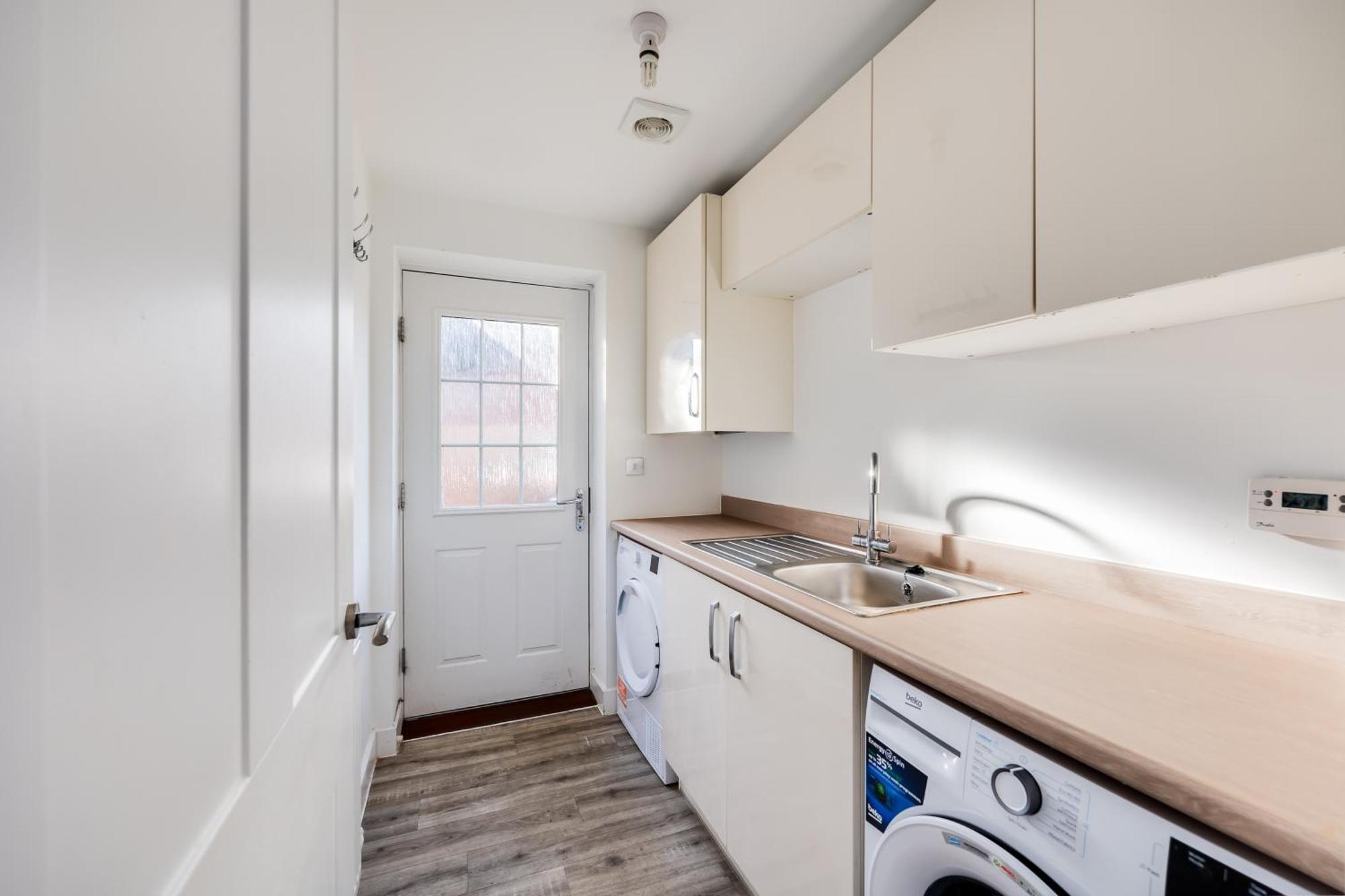 Holiday home Stunning Detached House With Driveway Parking, Office Room, Self-check-in, Fast Wifi And Smart Tv With Sky And Netflix By Yoko