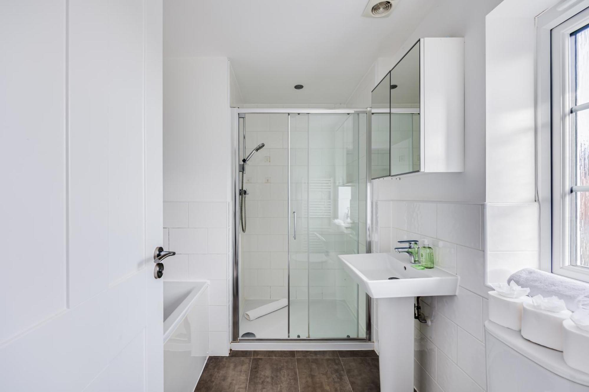 Stunning Detached House With Driveway Parking, Office Room, Self-check-in, Fast Wifi And Smart Tv With Sky And Netflix By Yoko Holiday home *