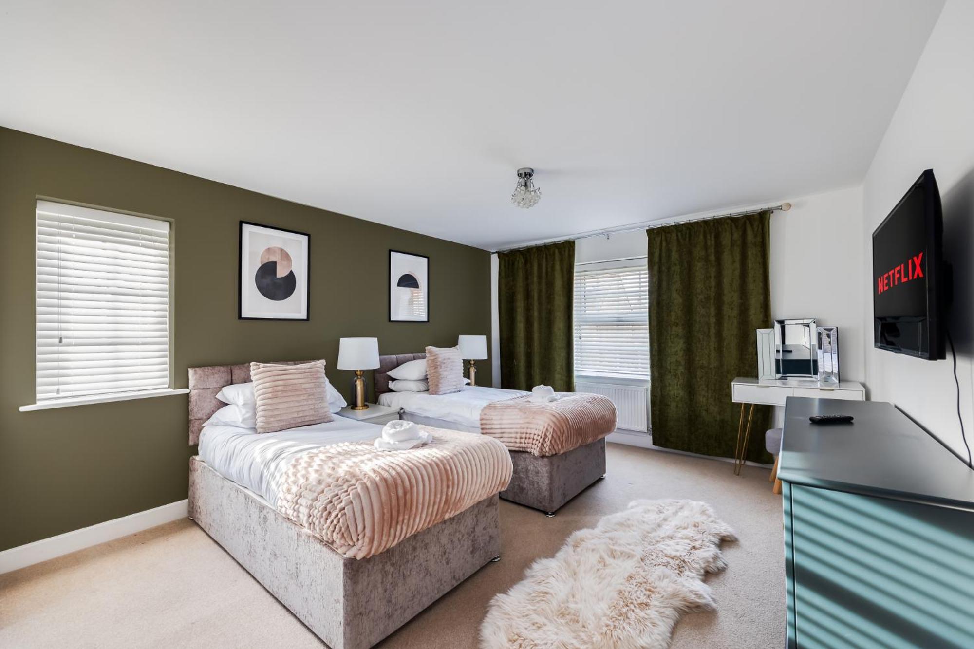 Stunning Detached House With Driveway Parking, Office Room, Self-check-in, Fast Wifi And Smart Tv With Sky And Netflix By Yoko * Milton Keynes