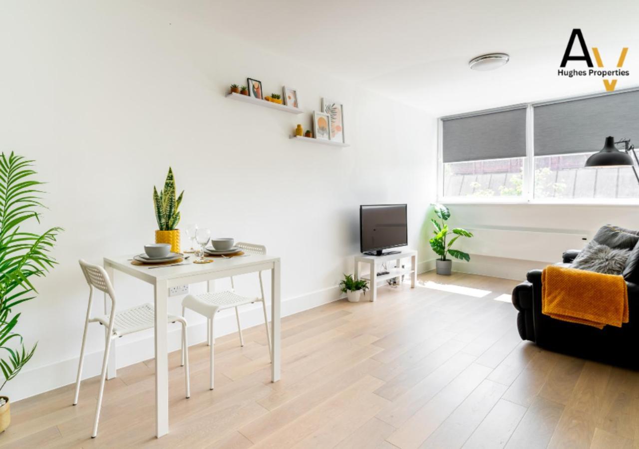 Luxurious One Bedroom By Av Hughes * Milton Keynes