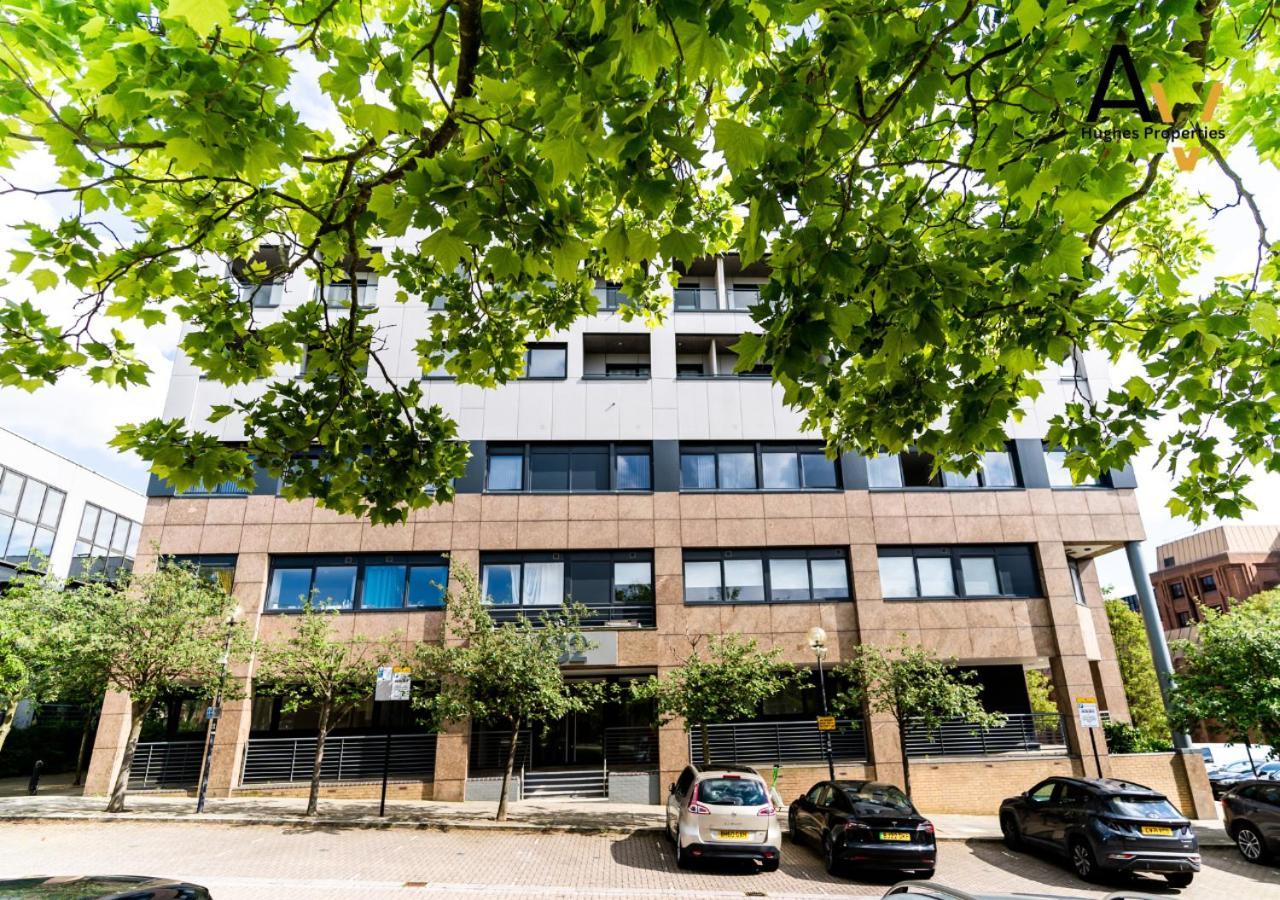 Elegant Two-Bedroom Apartment - Parking, Central, Perfect For Relocation By Av Hughes Properties *