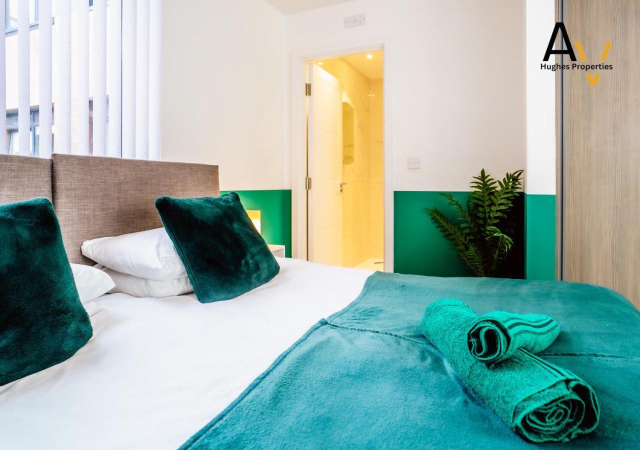 Apartment Elegant Two-Bedroom Apartment - Parking, Central, Perfect For Relocation By Av Hughes Properties *