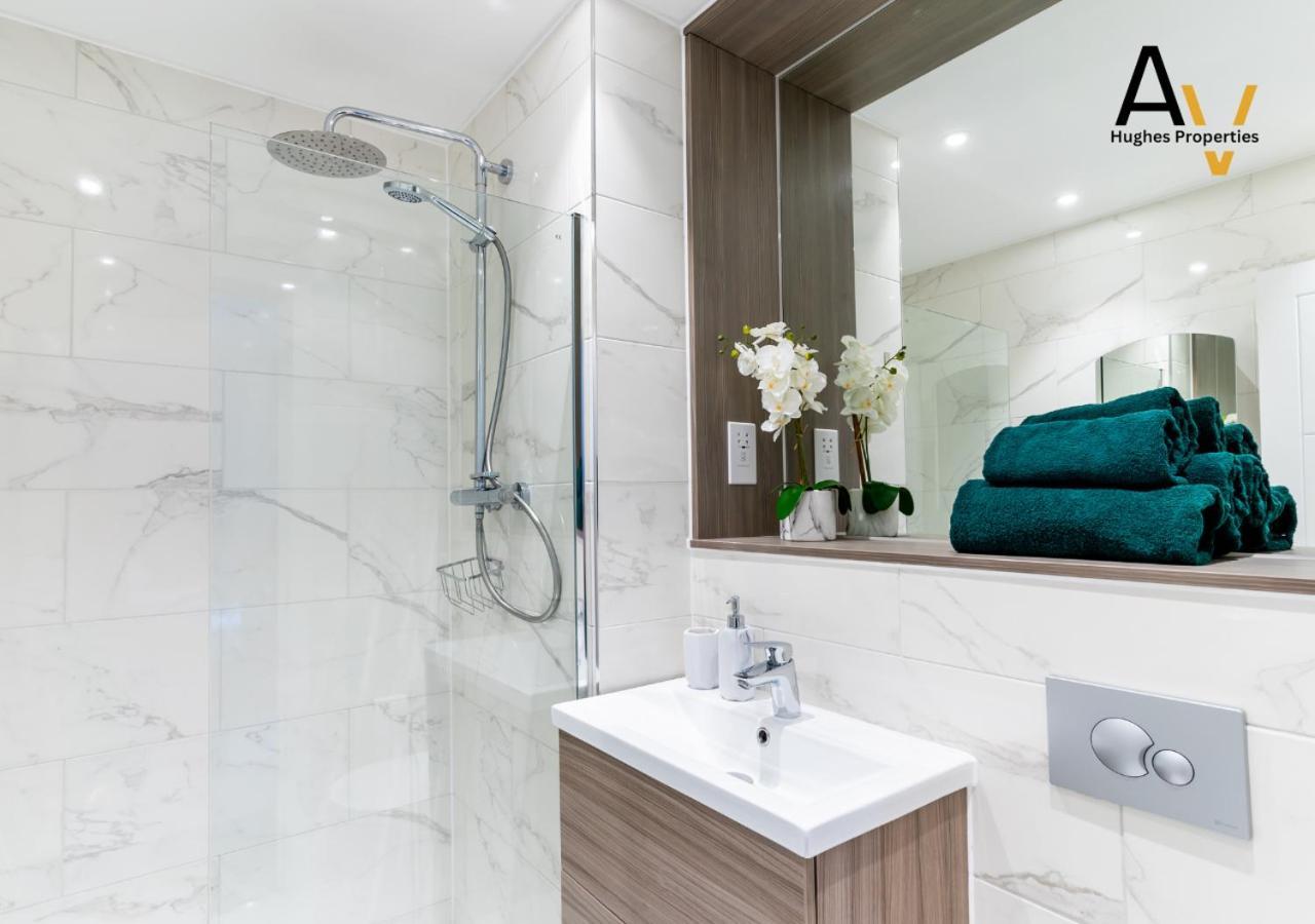 Elegant Two-Bedroom Apartment - Parking, Central, Perfect For Relocation By Av Hughes Properties Apartment *