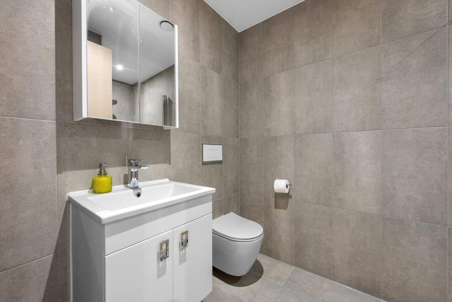 Luxe 1br Wlift & Free Gym Access In Station House Apartment Milton Keynes