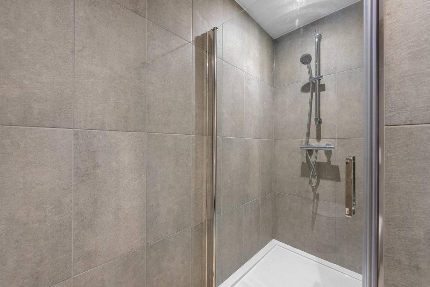 Luxe 1br Wlift & Free Gym Access In Station House Milton Keynes