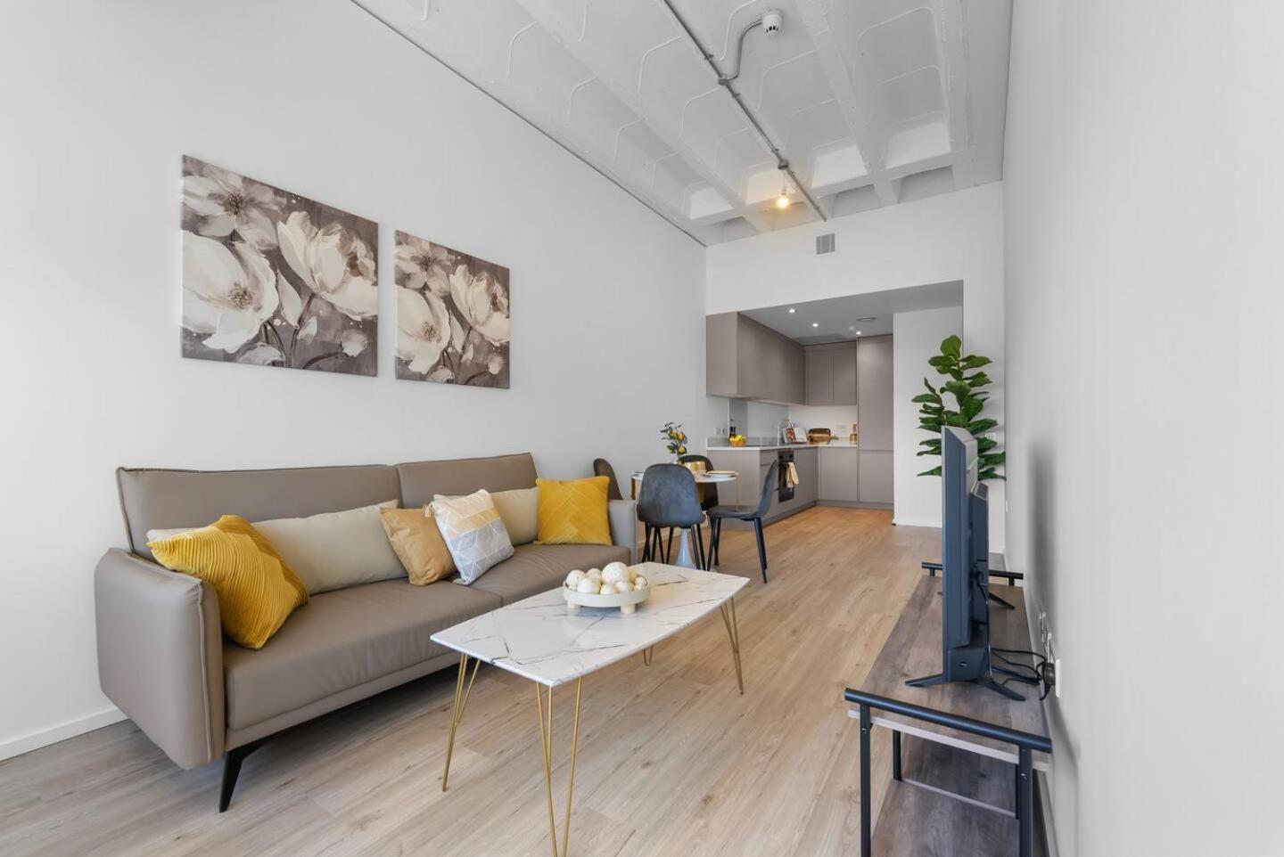 Luxe 1br Wlift & Free Gym Access In Station House * Milton Keynes