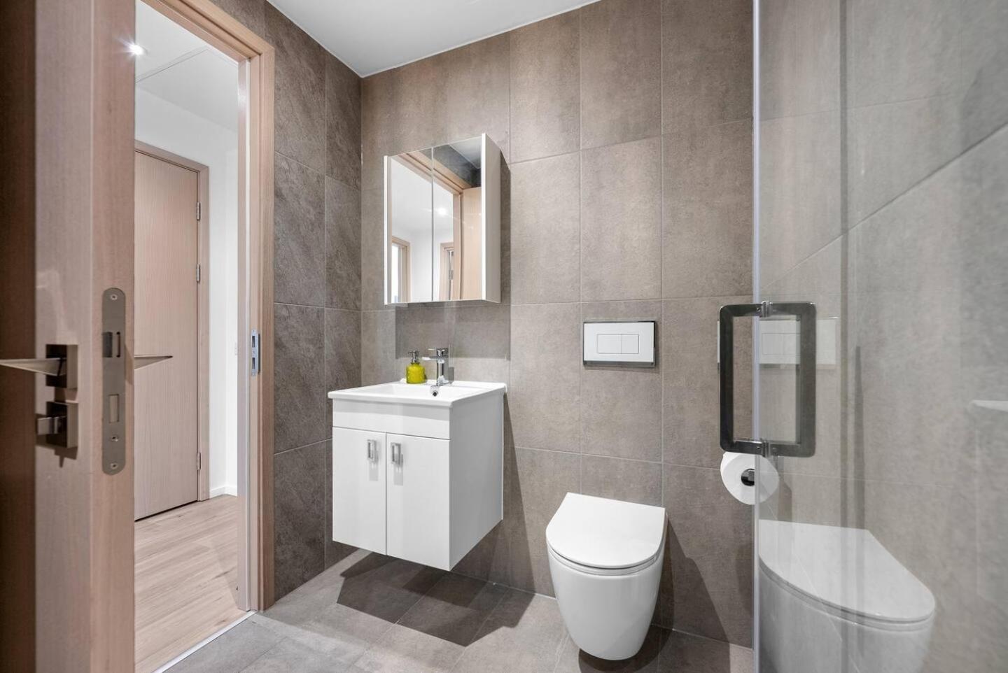 Luxe 1br Wlift & Free Gym Access In Station House Apartment *