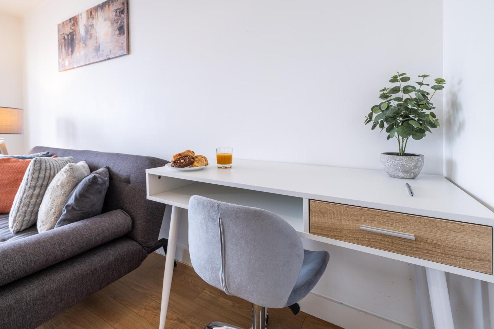 Apartment Brightleap Centre: Stylish Home-away With Smart Amenities