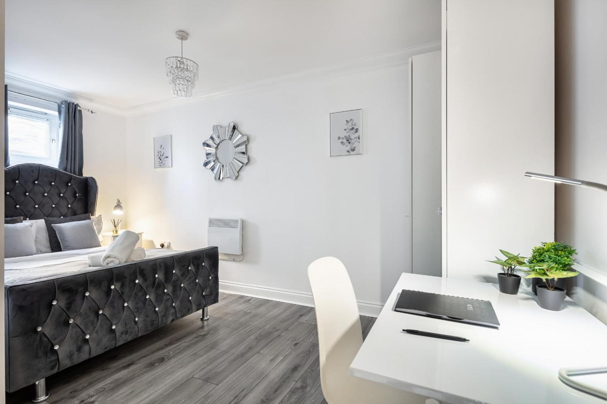 Modern 4br Ground Floor In Prime Mk Location, Walking Distance From Cmk Train Station, Close To Mk Amenities, 2 Bathrooms, Free Parking-managed By Chique Ltd Milton Keynes