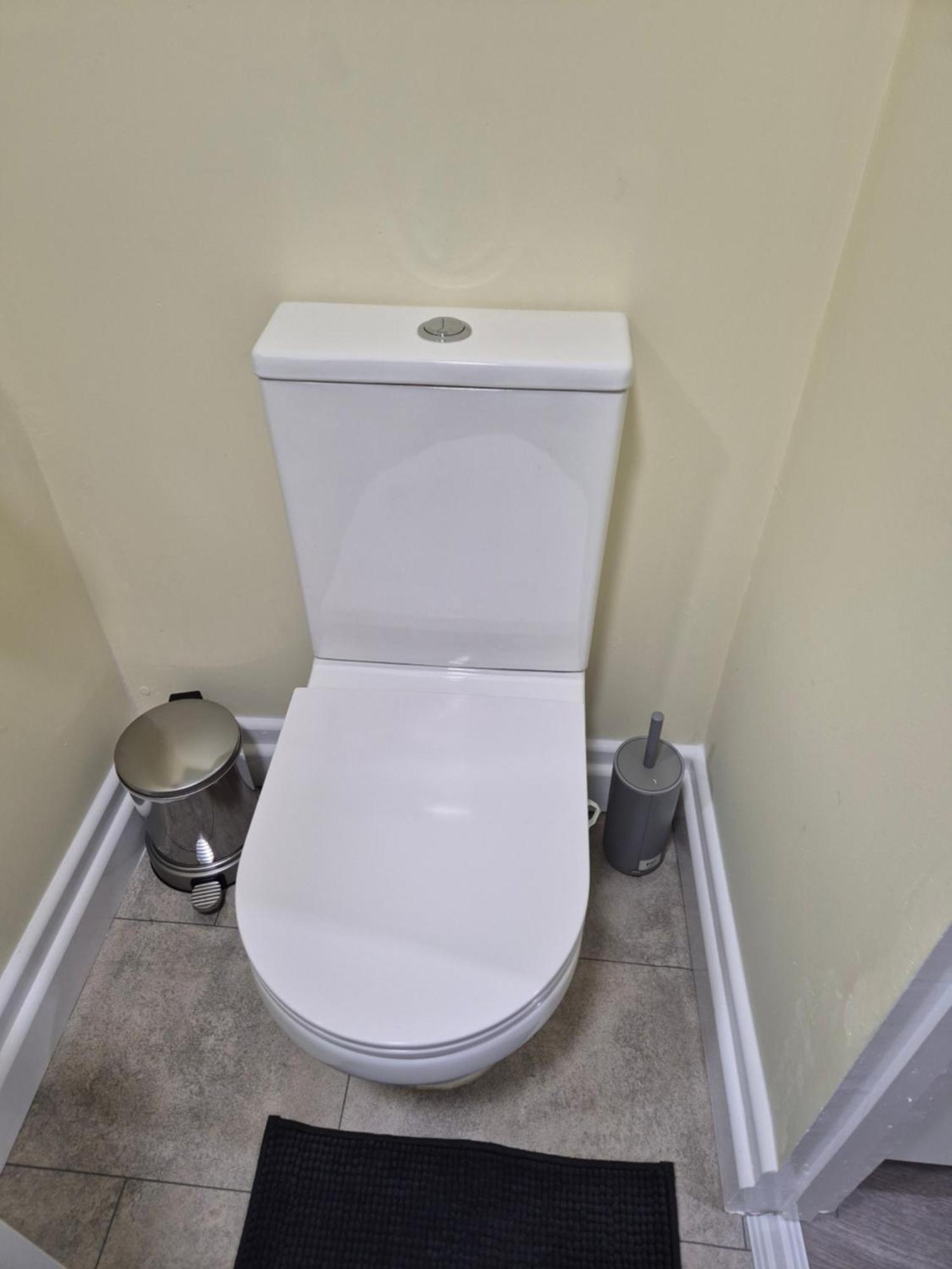 Guest house Spacious One Bedroom Self Contain With Toilet And Bath *