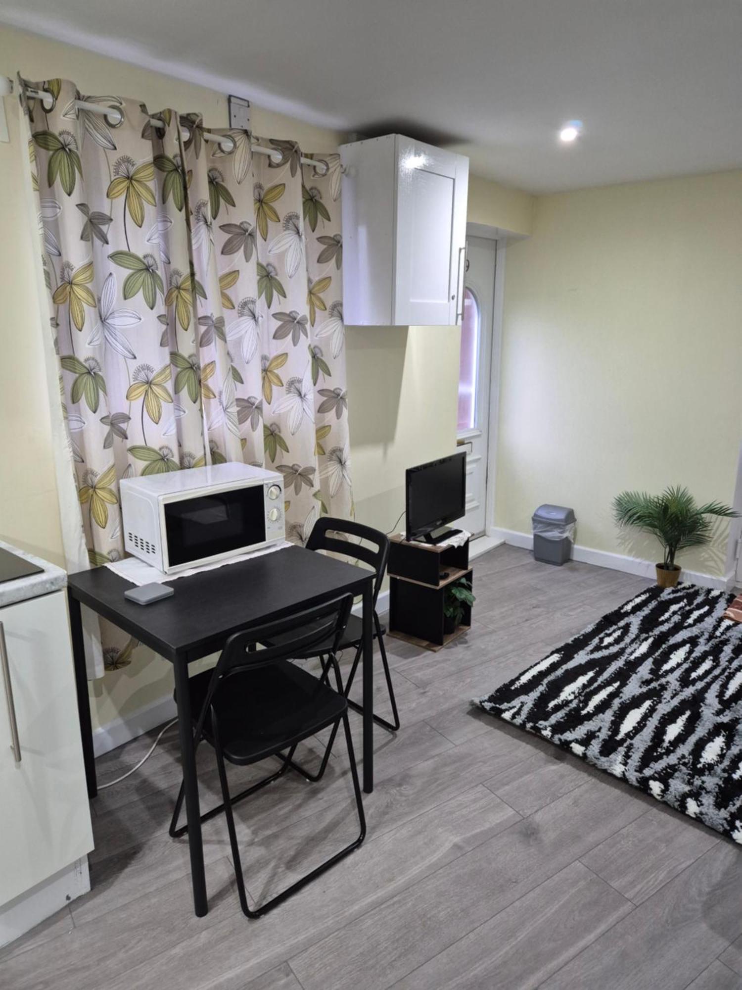 Spacious One Bedroom Self Contain With Toilet And Bath Milton Keynes