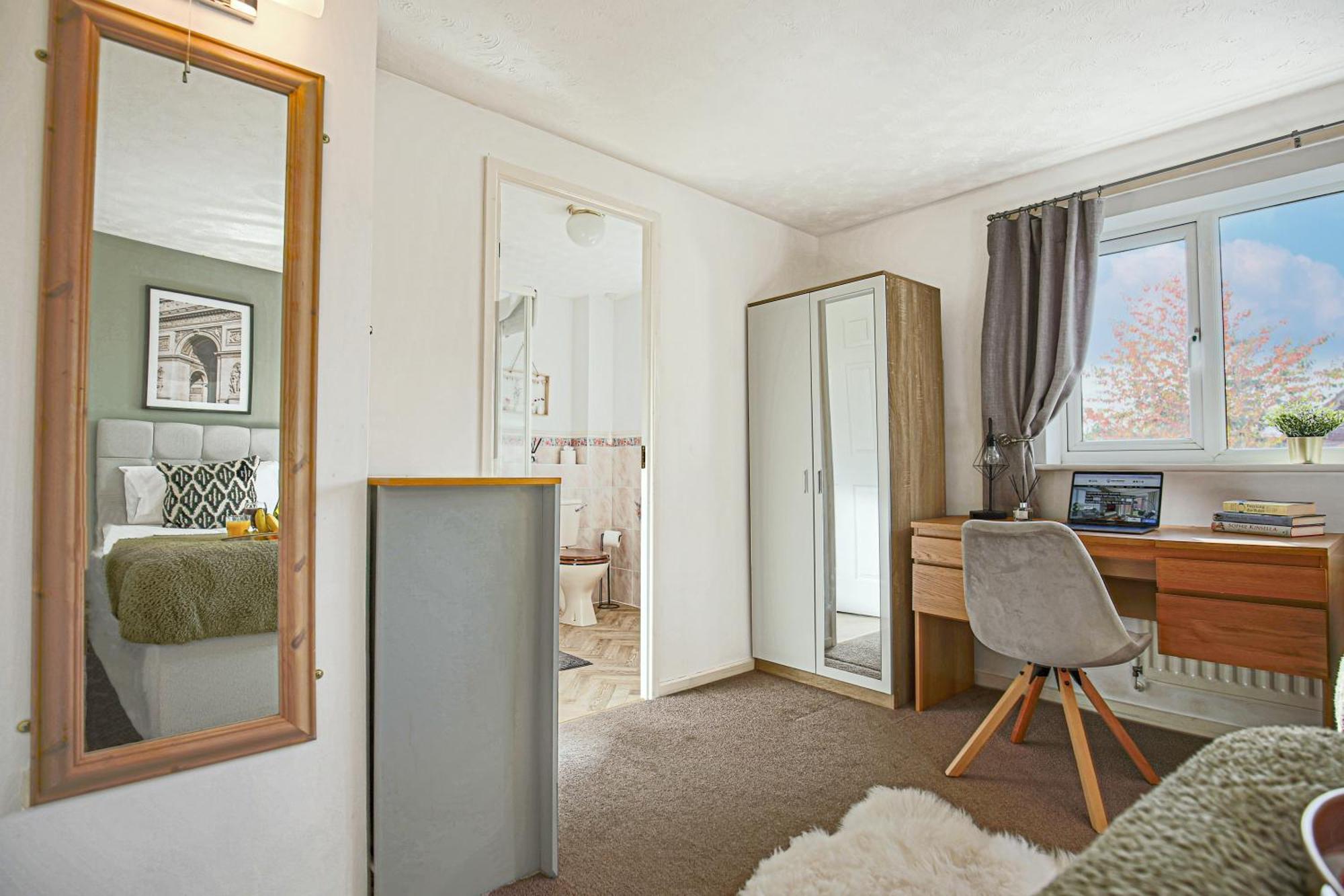 Emerald House - Prime Location - Driveway Parking, Pool Table, Fast Wifi, Self Check-in And Sky Tv By Yoko