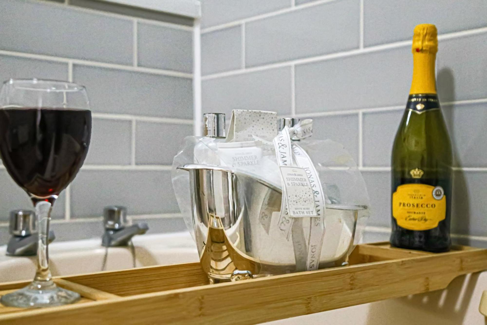 Emerald House - Prime Location - Driveway Parking, Pool Table, Fast Wifi, Self Check-in And Sky Tv By Yoko Milton Keynes