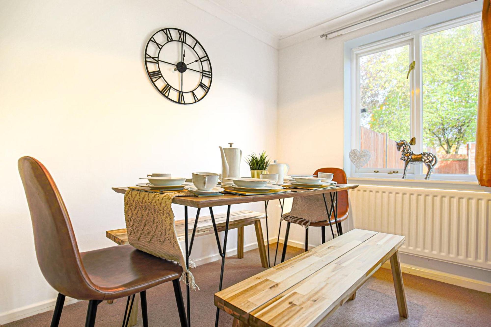 Emerald House - Prime Location - Driveway Parking, Pool Table, Fast Wifi, Self Check-in And Sky Tv By Yoko * Milton Keynes