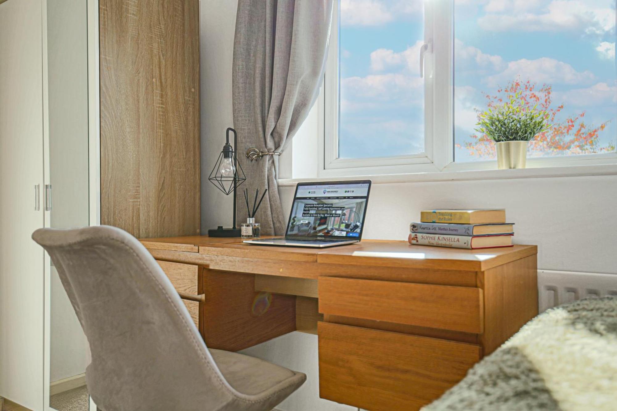 Holiday home Emerald House - Prime Location - Driveway Parking, Pool Table, Fast Wifi, Self Check-in And Sky Tv By Yoko Milton Keynes