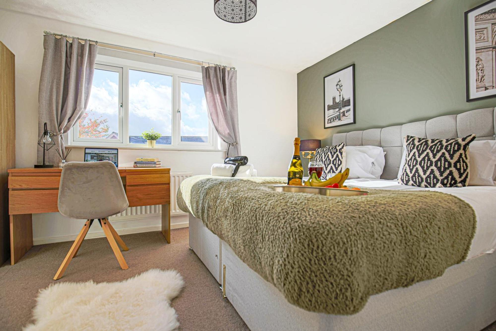 Emerald House - Prime Location - Driveway Parking, Pool Table, Fast Wifi, Self Check-in And Sky Tv By Yoko Milton Keynes