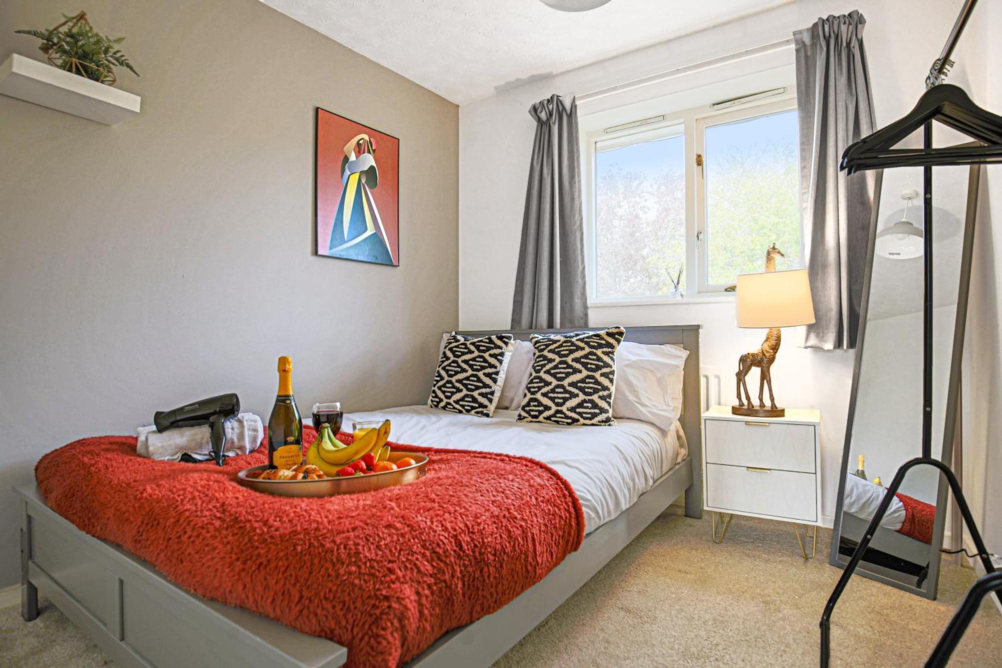 Emerald House - Prime Location - Driveway Parking, Pool Table, Fast Wifi, Self Check-in And Sky Tv By Yoko Holiday home