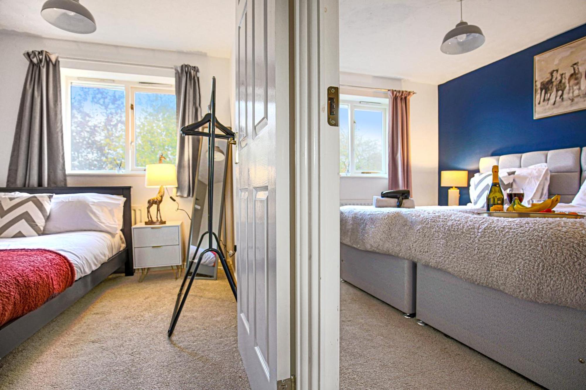 Emerald House - Prime Location - Driveway Parking, Pool Table, Fast Wifi, Self Check-in And Sky Tv By Yoko Holiday home Milton Keynes