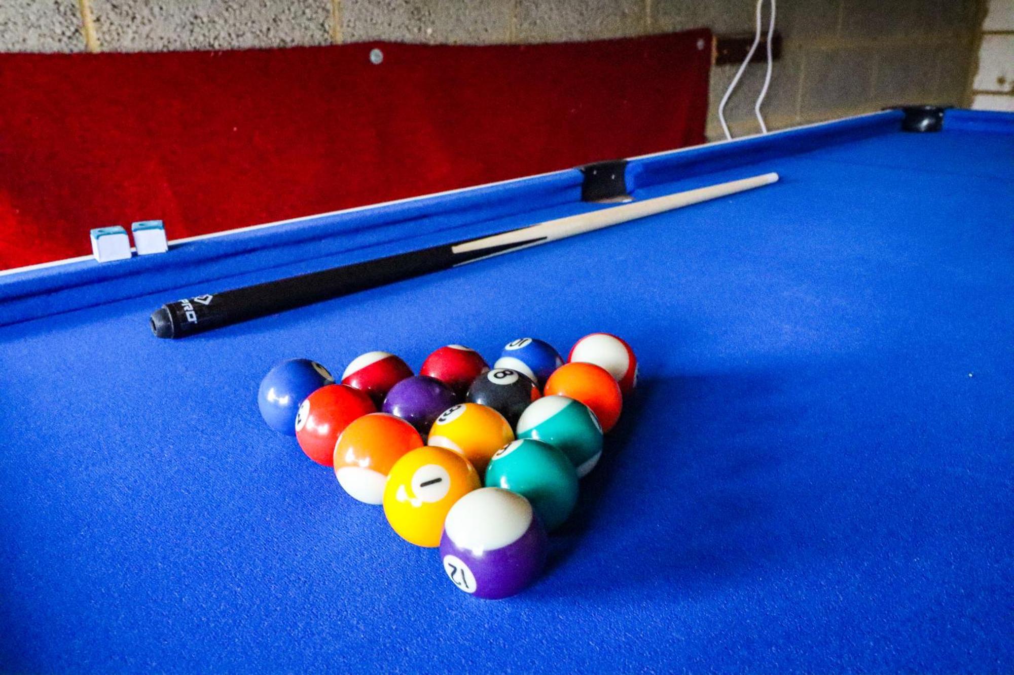 Emerald House - Prime Location - Driveway Parking, Pool Table, Fast Wifi, Self Check-in And Sky Tv By Yoko Milton Keynes