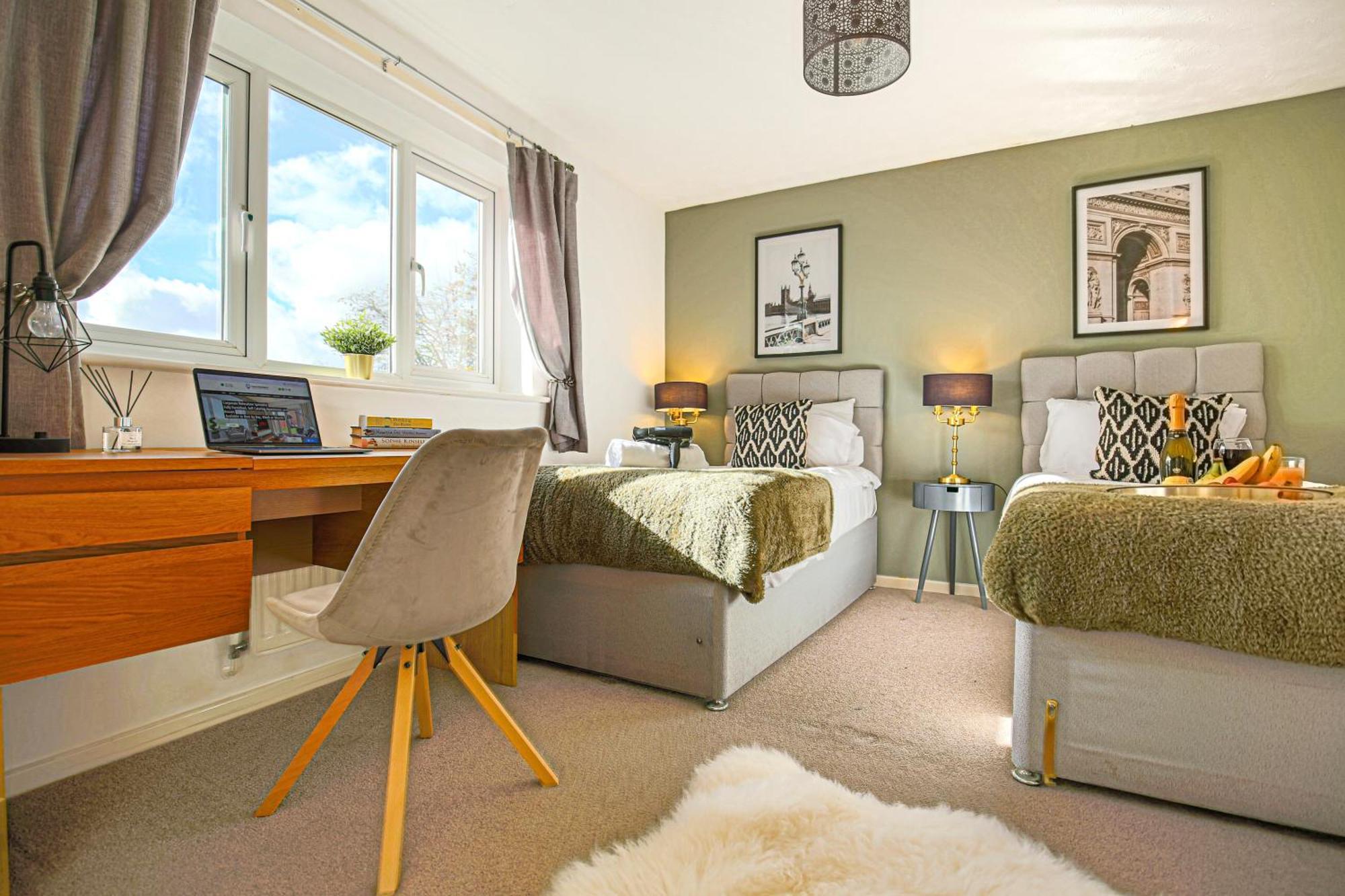 Emerald House - Prime Location - Driveway Parking, Pool Table, Fast Wifi, Self Check-in And Sky Tv By Yoko Holiday home *