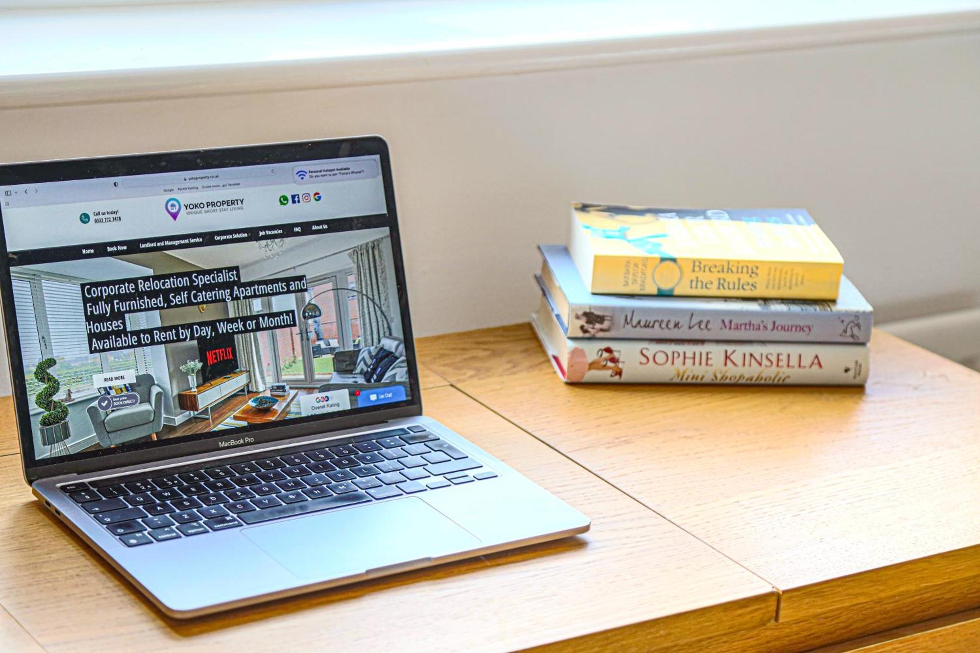 Emerald House - Prime Location - Driveway Parking, Pool Table, Fast Wifi, Self Check-in And Sky Tv By Yoko Milton Keynes