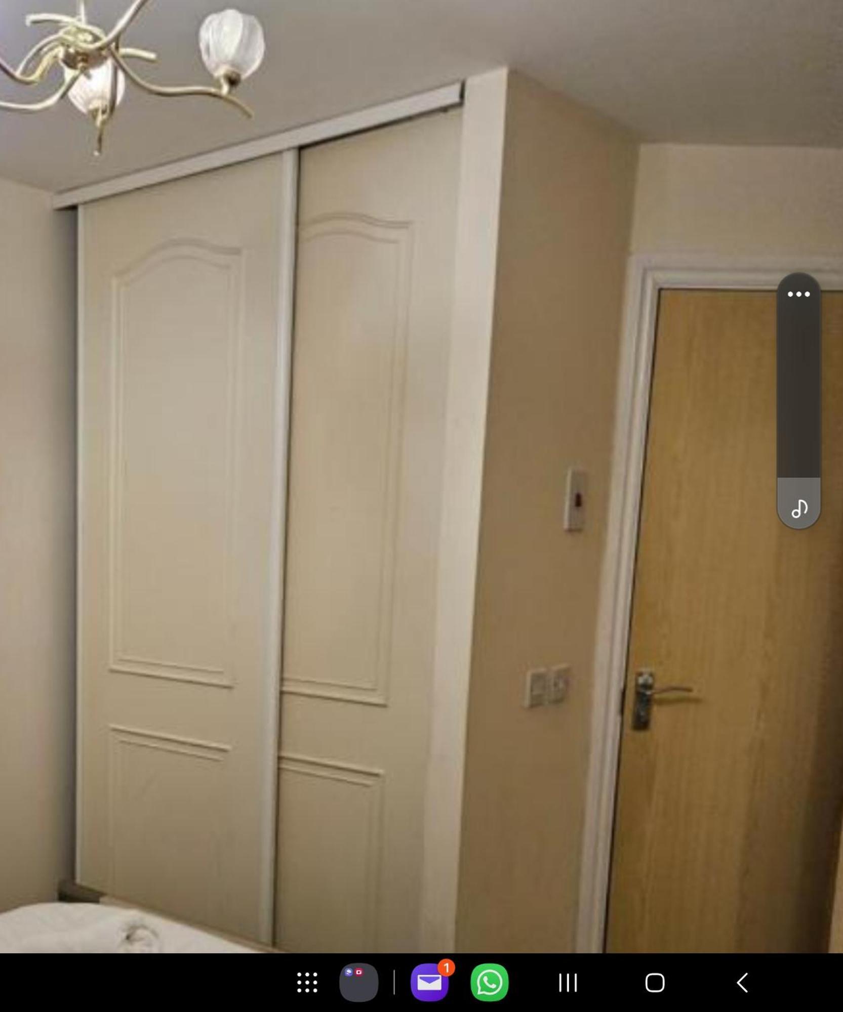 Apartment Lux Den Close To M1! Netflix , Parking & Broadband *