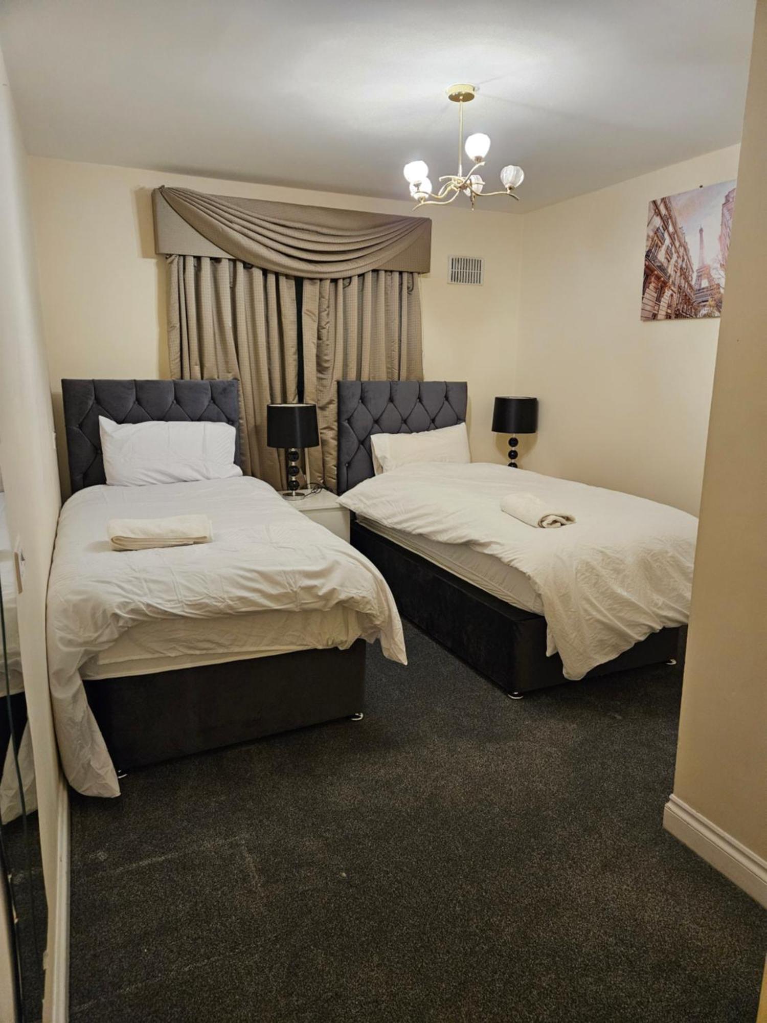 Lux Den Close To M1! Netflix , Parking & Broadband