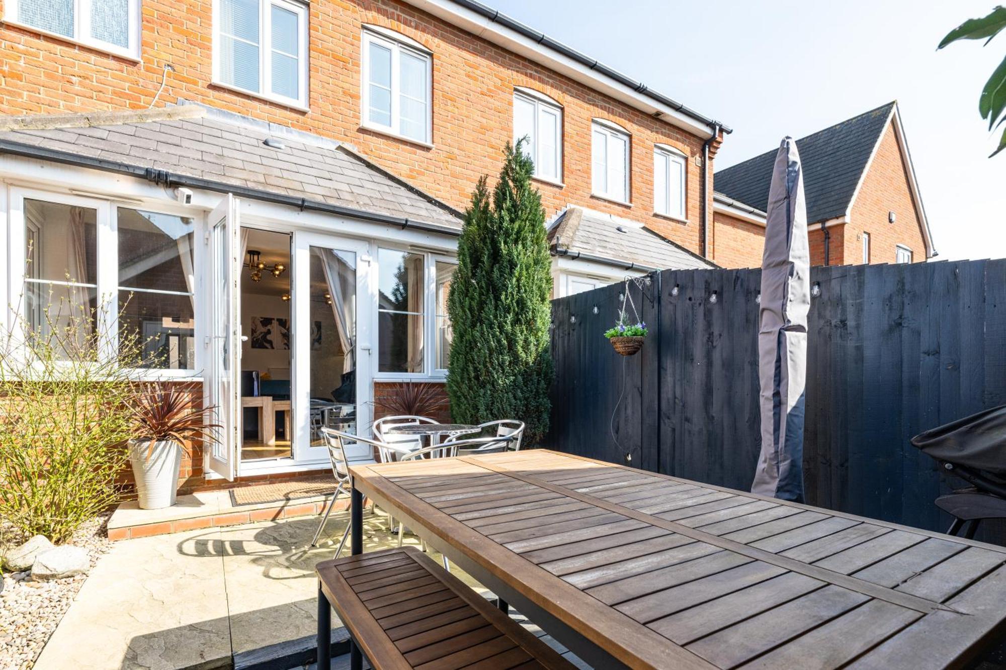 Brightleap Apartments: Modern Home-away With Entertainment & Amenities Milton Keynes