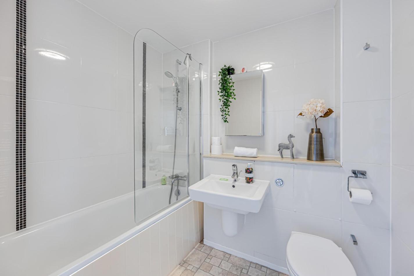 Stunning Apartment - City Centre - Secure Parking, Self-Check-In, Fast Wifi And Smart Tvs By Yoko Property *