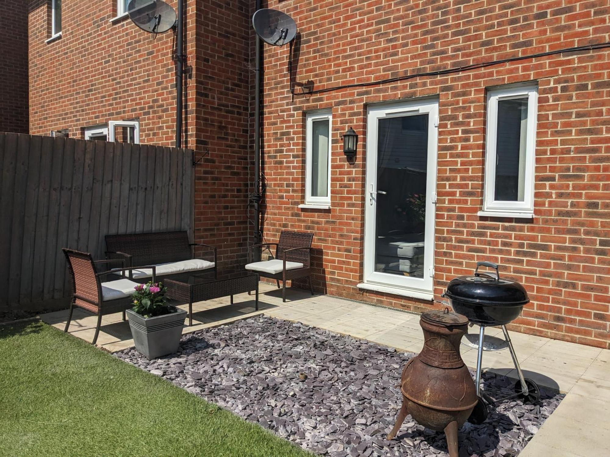 Holiday home Entire 3 Bed Sleeps 6, Wifi, 2 Parking Spaces
